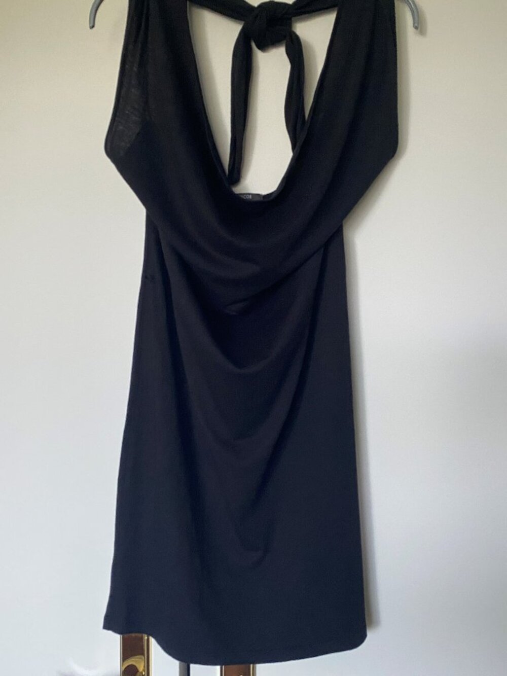 Robe noir minimaliste avec dos nu, se nouant au cou